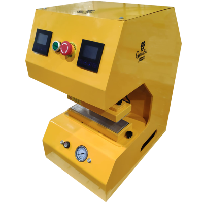 Máquina industrial amarela com ecrãs digitais e botões