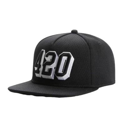 Boné preto com número 420 em relevo branco e cinza na frente