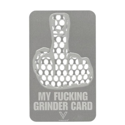 Cartão metálico cinzento com recorte de mão a mostrar o dedo do meio e texto MY FUCKING GRINDER CARD