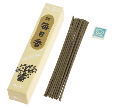 Caixa de incenso Palo Santo com pauzinhos castanhos e suporte azul