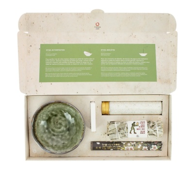 Kit de purificação com prato verde, areia em tubo, sálvia branca e pacote decorado em caixa de cartão reciclado