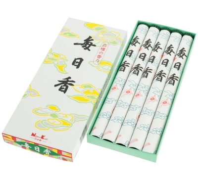 Conjunto de incenso japonês em embalagens brancas com design de nuvens e caixa branca com ilustrações e texto japonês.