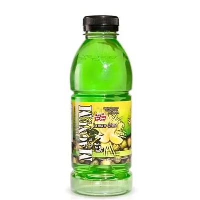 Garrafa plástica verde translúcida com rótulo amarelo de bebida isotónica de limão e lima