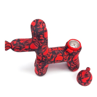 Pipa em silicone preta e vermelha com padrão de caveiras