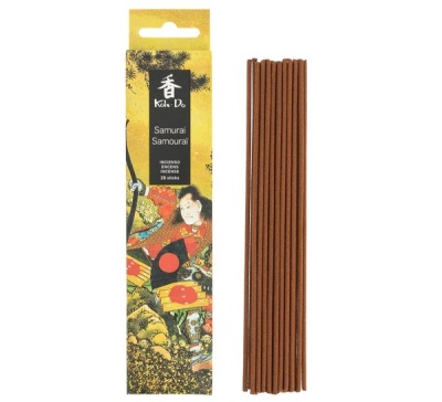 Caixa amarela e preta de incenso Samurai com 10 varetas marrons ao lado.