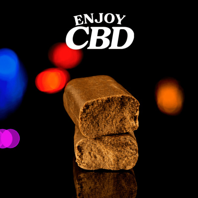 Barras marrons sobre fundo preto com luzes coloridas e texto ENJOY CBD