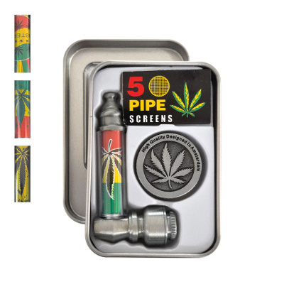 Conjunto de acessórios para fumar com cachimbo metálico, filtros e marcador circular com folhas e texto.