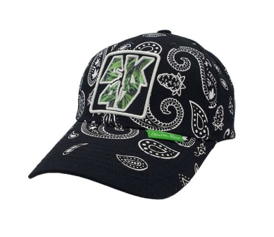 Boné preto com padrão branco tipo bandana e logótipo verde AK