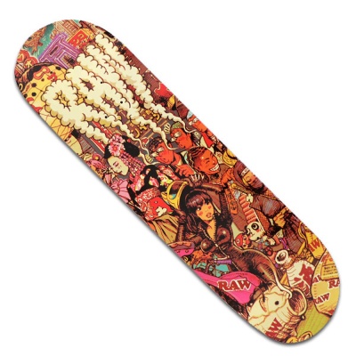 Shape para skate colorido com design de personagens estilo banda desenhada e texto RAW
