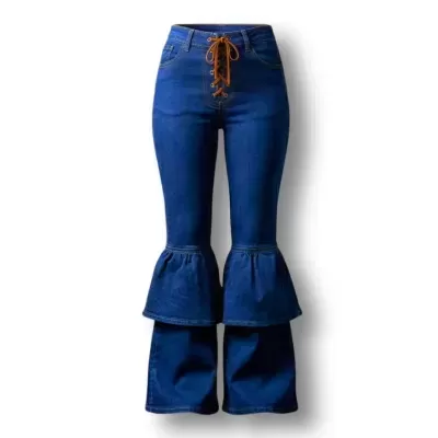 Calças de ganga azuis com cordão castanho e babados na parte inferior