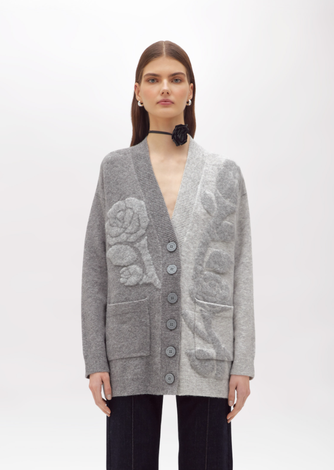 Jacquard Cardigan With Rose Intarsia Cardigan de malha cinza com padrão floral e botões frontais