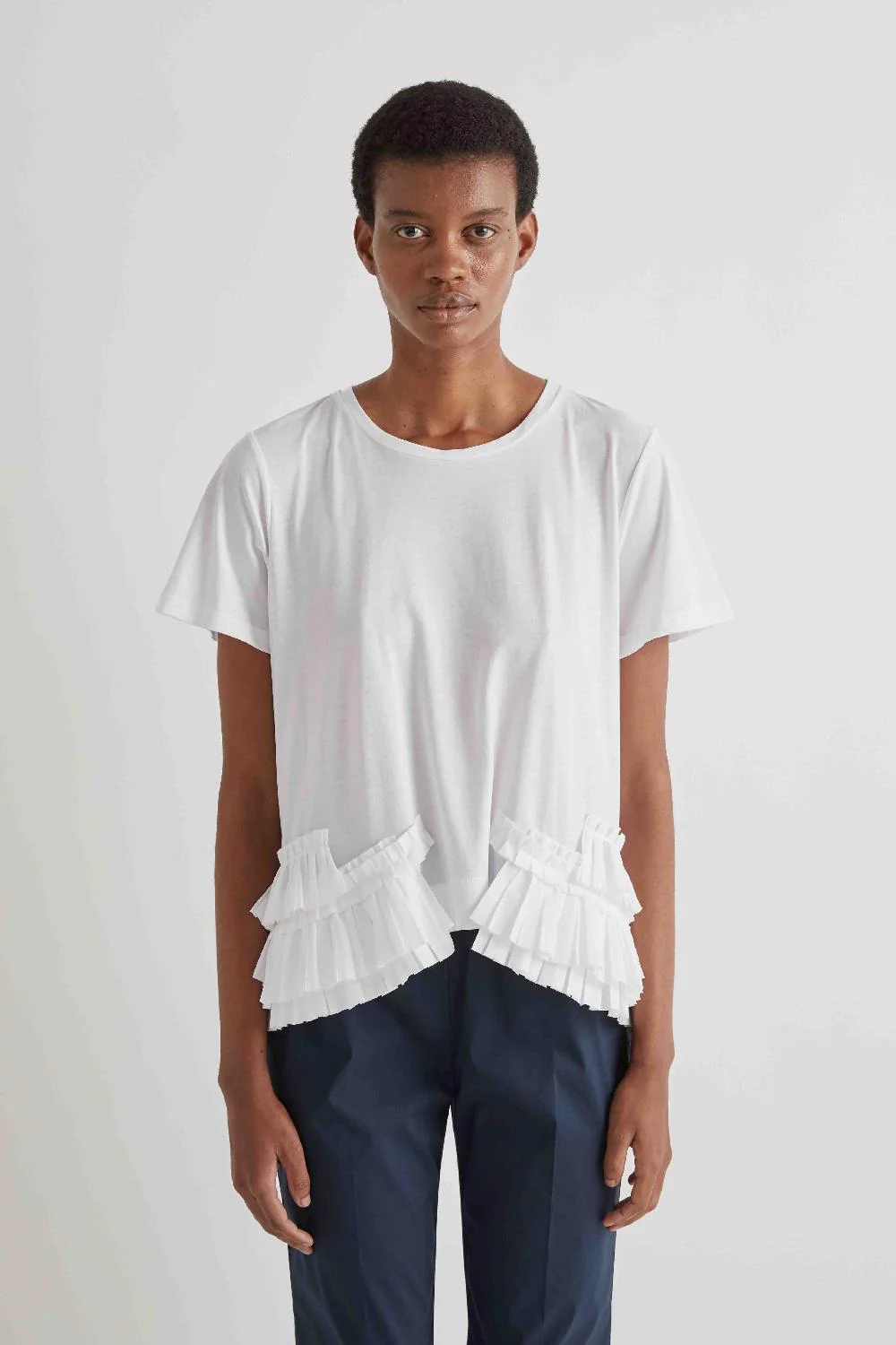 Cotton T-Shirt with Pleated Insert T-shirt branca de manga curta com folhos plissados nas laterais inferiores.