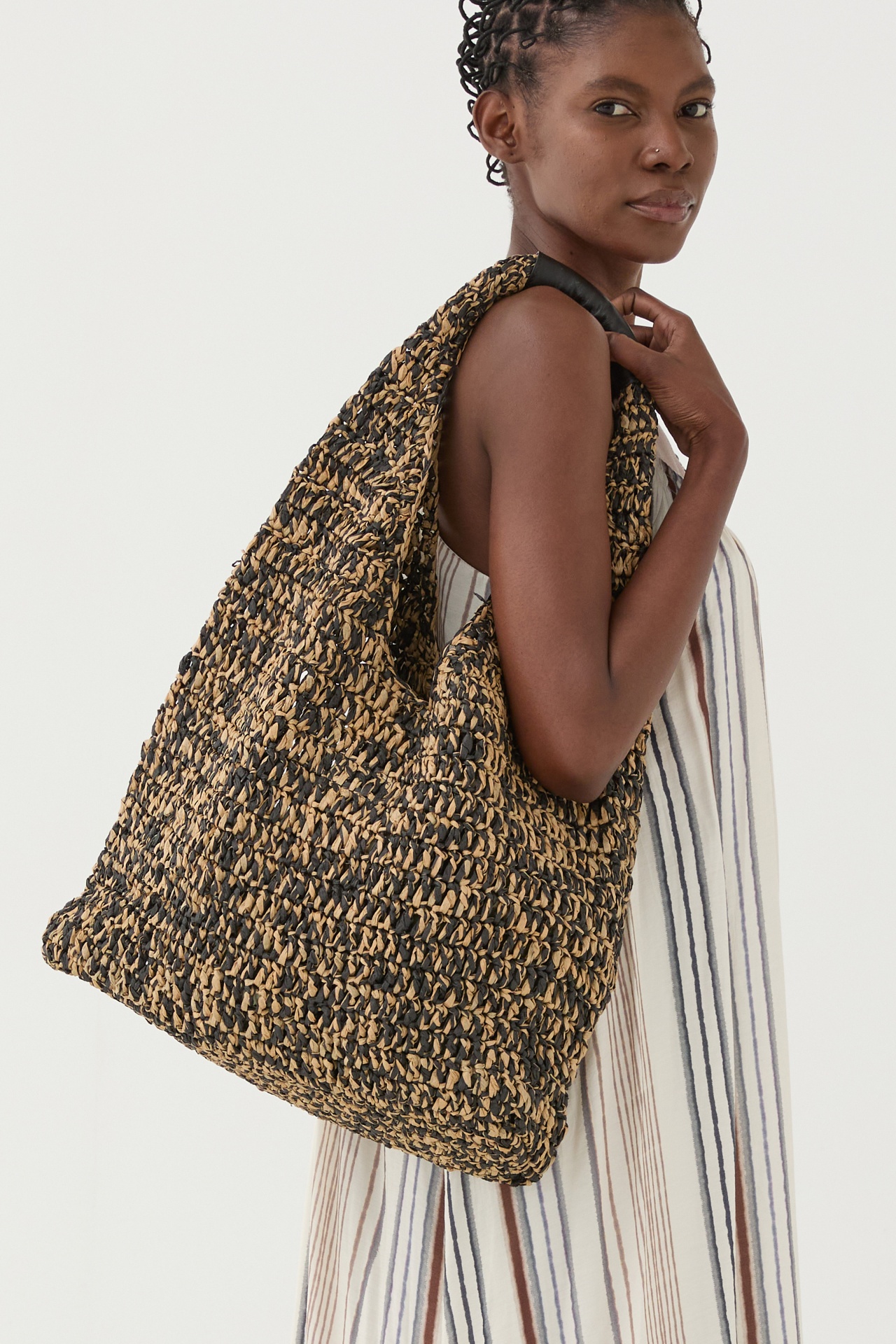 XL Hobo bag Mala de ombro grande trançada em castanho claro e preto com alça acolchoada preta