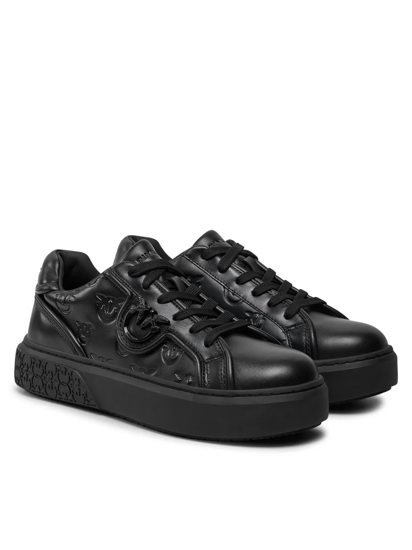 Sneakers Black Leather Monogram Ténis pretos em couro com logótipo em relevo e sola espessa preta