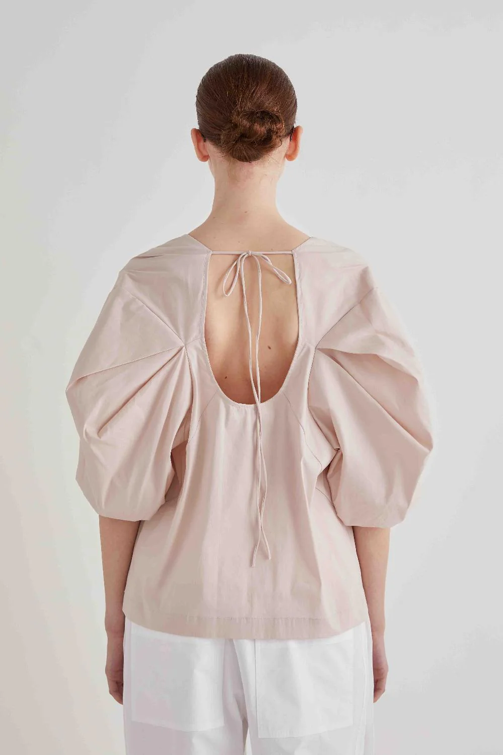 Blouse with Balloon Sleeves and Open Back Blusa feminina rosa claro com mangas bufantes e decote nas costas