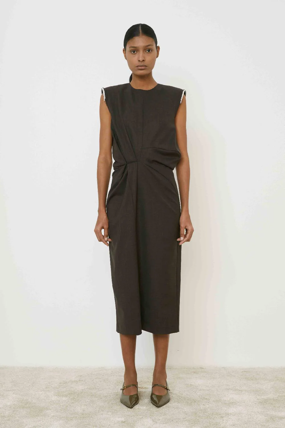 Draped Midi Dress Vestido midi preto sem mangas com franzido na cintura e sapatos de salto baixo verde escuro