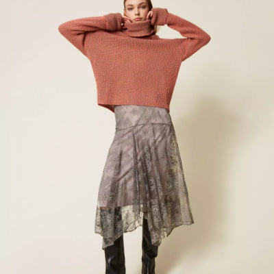 Conjunto feminino com camisola terracota de malha e saia cinza transparente floral assimétrica com botas pretas