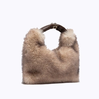 Bolsa de mão de pelúcia bege com alça castanha