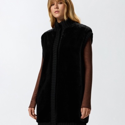 Colete preto de tecido felpudo com gola alta