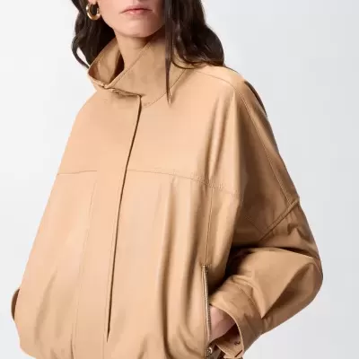 Casaco curto bege de pele com gola alta e fechos