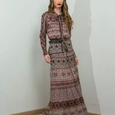 Vestido longo com padrão étnico em tons castanhos e cinto preto