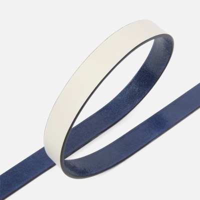 Cinto de couro azul e branco sem fivela