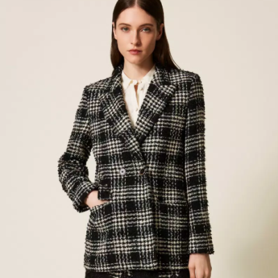 Blazer xadrez preto e branco feminino com botões e bolsos frontais.
