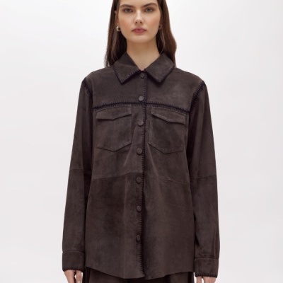 Camisa comprida castanha escura em tecido que imita camurça com botões e bolsos no peito