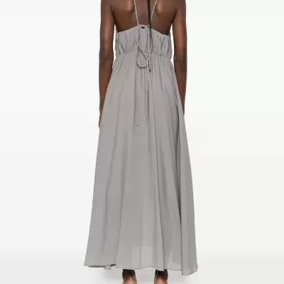 Vestido longo cinza claro com alças finas e abertura nas costas