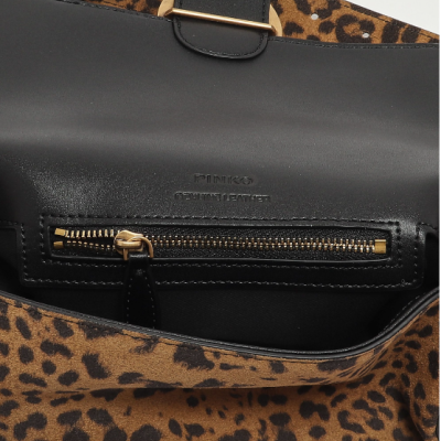 Mala com padrão animal print e interior em couro preto com bolso de fecho dourado