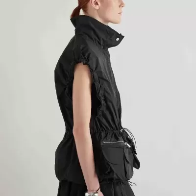 Colete preto sem mangas com gola alta e bolso