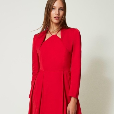 Vestido vermelho de mulher com mangas compridas e saia pregueada