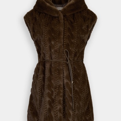 Colete feminino castanho com padrão texturizado e cinto fino