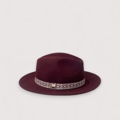 Chapéu fedora bordeaux com fita decorativa branca e castanha e placa metálica