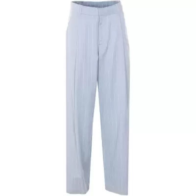 Calças azuis claras de riscas brancas verticais com bolsos e cinto
