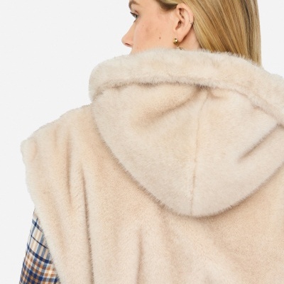 Casaco peludo bege claro com capuz e camisa xadrez vista de costas