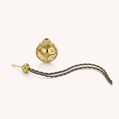 Brinco dourado com cristais e cordão preto e dourado