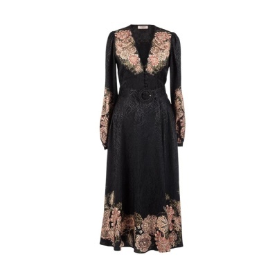 Vestido longo preto com padrão floral dourado e rosa e cinto