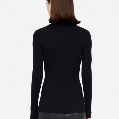 Mulher com camisola preta de malha e saia preta de pele vista de costas