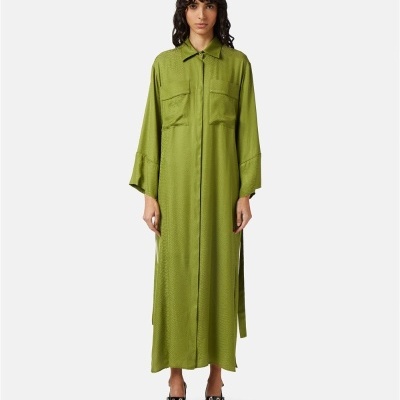 Vestido comprido verde com gola de camisa e bolsos no peito