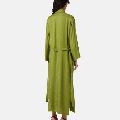 Casaco longo verde com cinto visto de costas