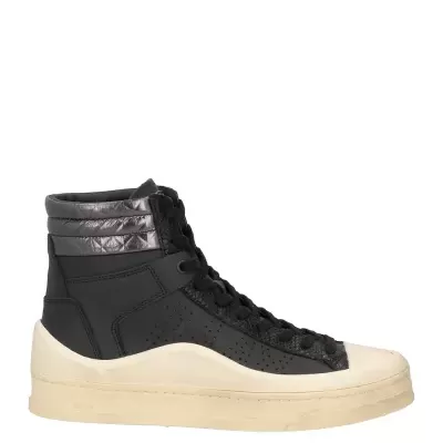 Ténis bota alto preto com sola branca e detalhes cinza