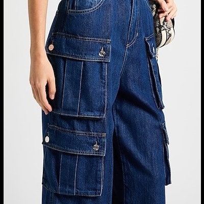 Calças largas de ganga azul escuro com bolsos grandes tipo cargo