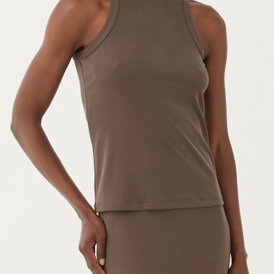 Regata castanha de mulher com corte às cavas, usada com saia castanha em fundo branco