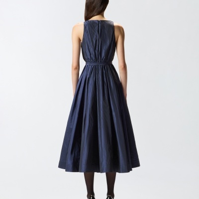 Vestido azul escuro longo sem mangas visto de costas