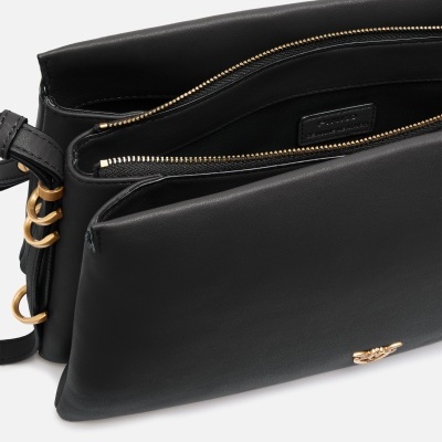 Mala de couro preta com fecho dourado e bolso interior com fecho