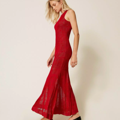 Vestido feminino vermelho longo com padrão texturizado e sapatilhas pretas