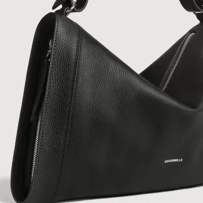 Bolsa preta para ombro com textura de pele e fecho prateado