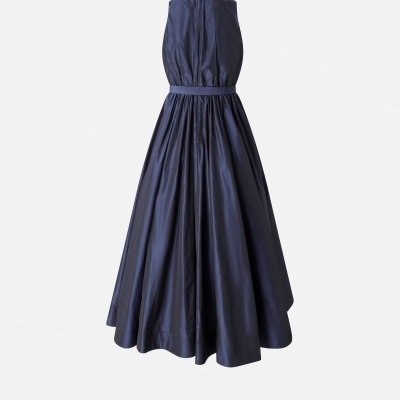 Vestido longo azul escuro sem alças com saia ampla e faixa na cintura
