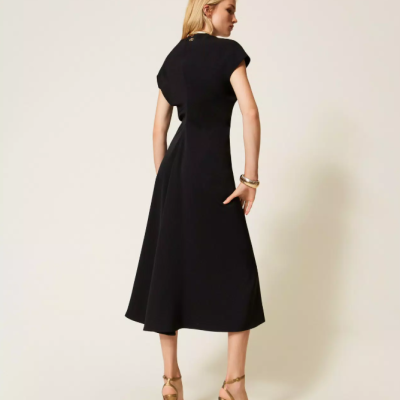 Vestido preto midi sem mangas com corte evasê